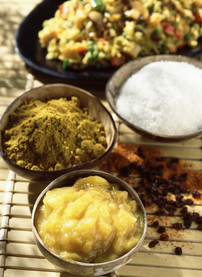 Chutney und Currypulver vor indischem Essen