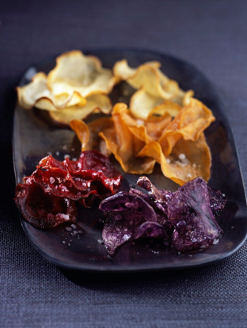 Chips von Roter Bete, Süsskartoffeln und lila Kartoffeln