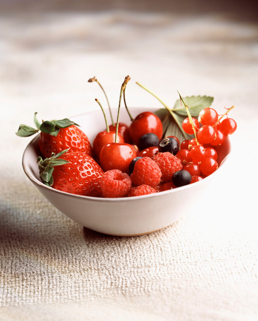 Erdbeeren, Kirschen, Himbeere, Heidelbeeren und Johannisbeeren in weisser Schale