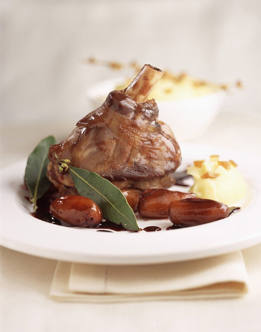 Knuckle joint of lamb in red wine with dates
