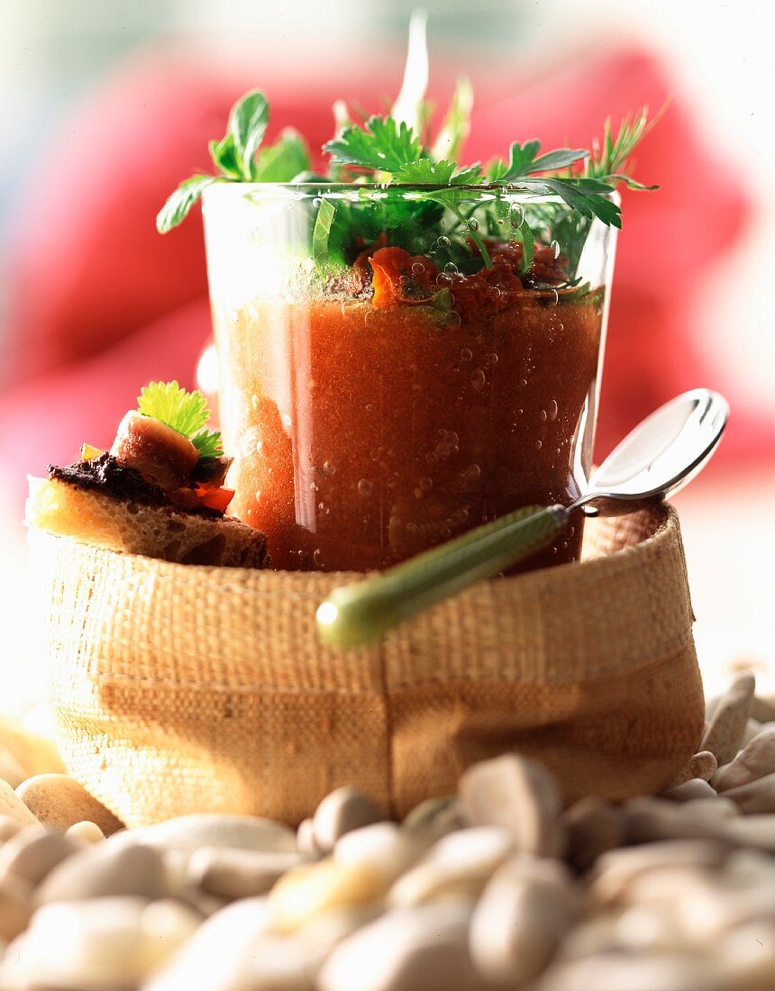 Gazpacho mit Wildkräutern