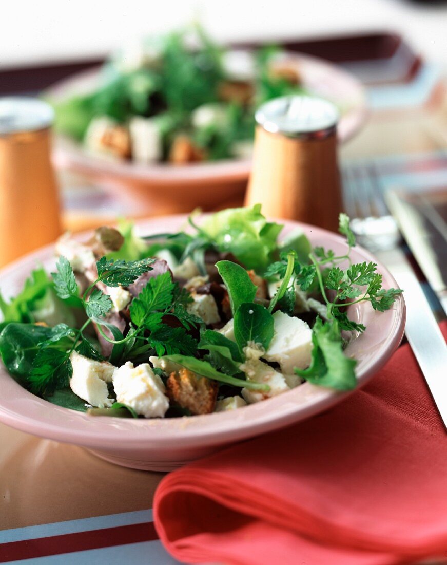 Gemischter Blattsalat mit Fetakäse