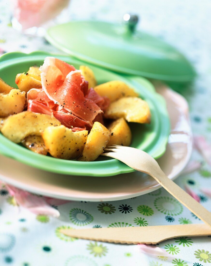 Serrano ham and peach salad with pepper and balsamic vinegar dressing