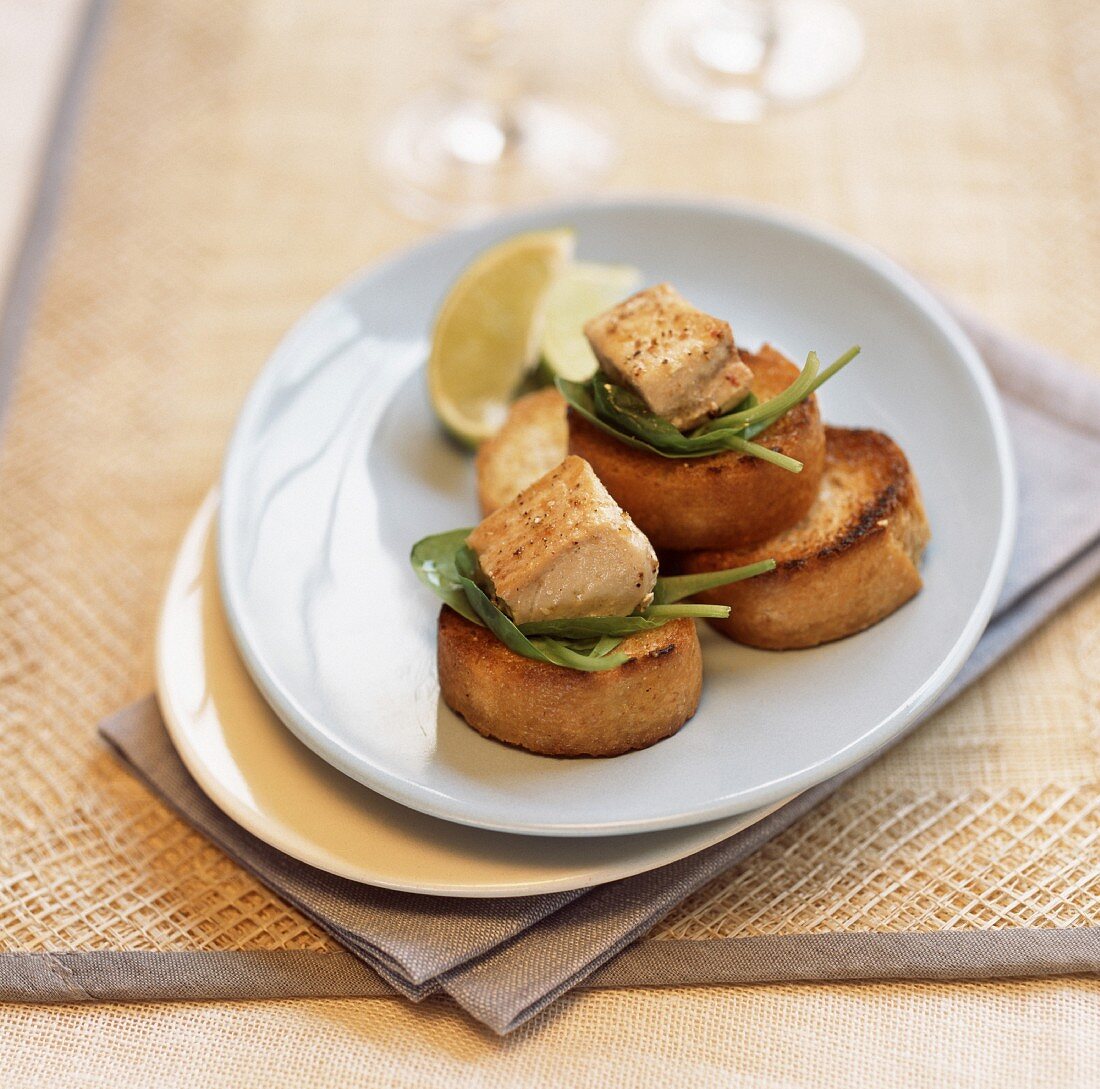 Crostini mit Babyspinat, Schwertfisch und Limette