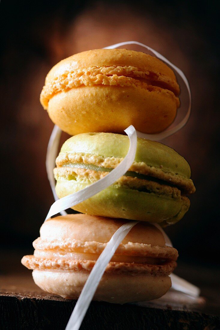 Drei pastellfarbene Macarons, aufeinander gestapelt