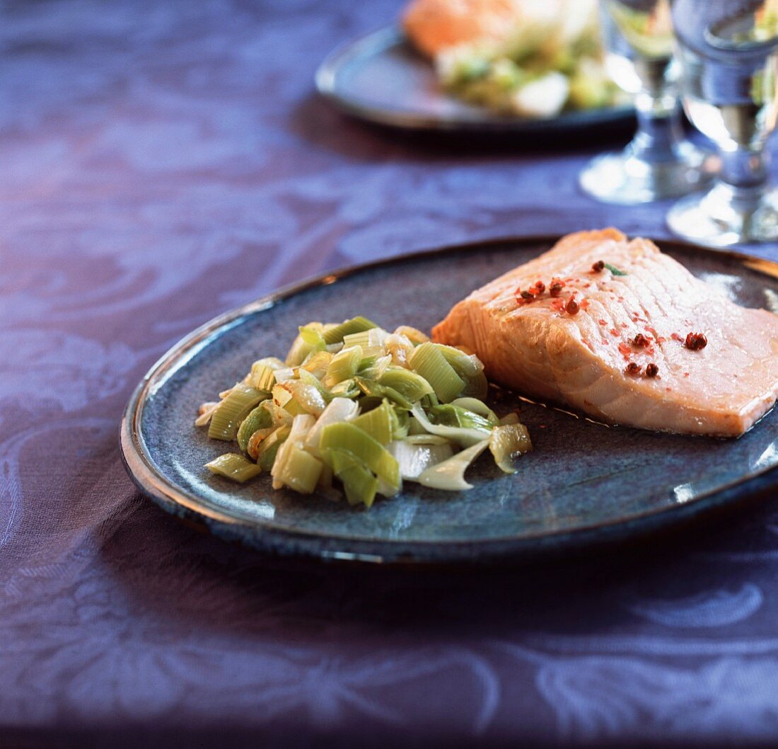 Salmon with leeks and white wine