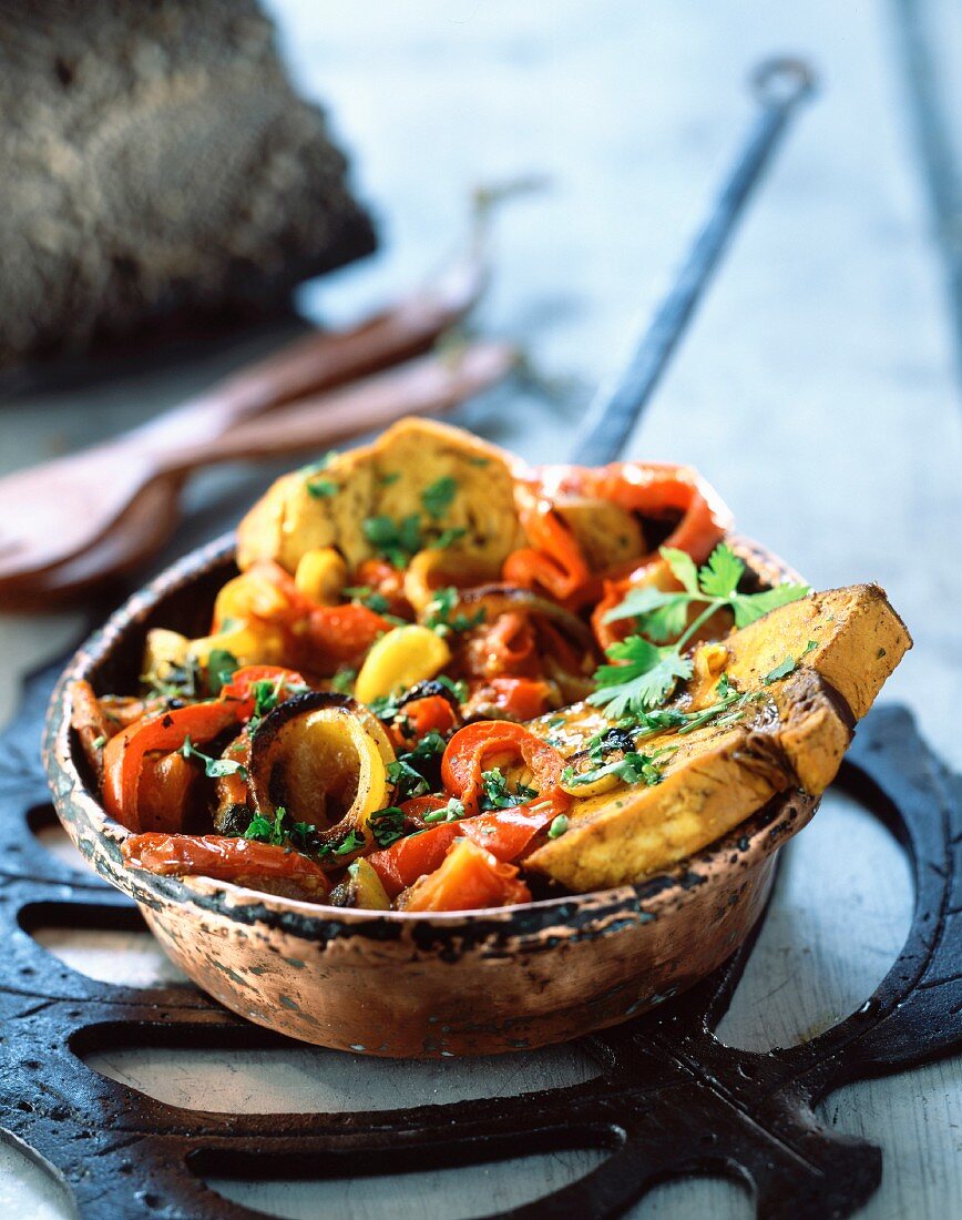 Schwertfisch-Tajine mit Tomaten und Paprika