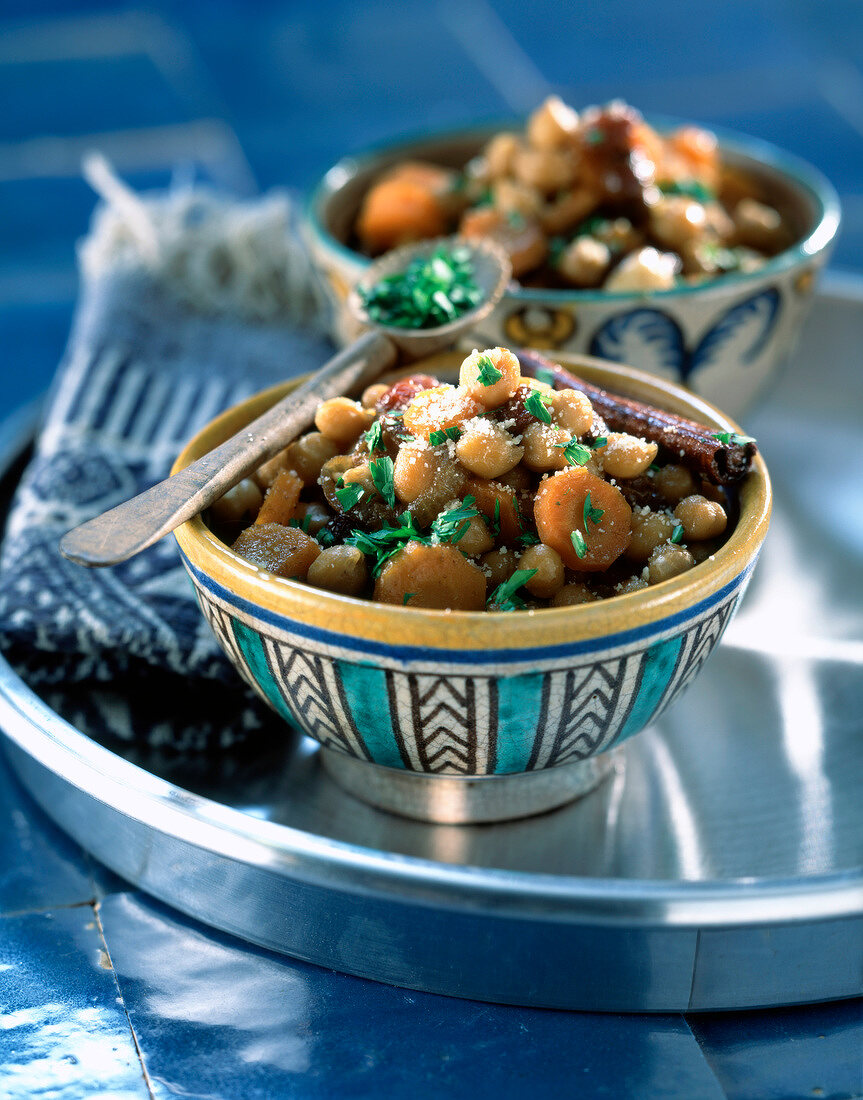 Tajine mit Möhren, Kichererbsen und Rosinen (vegan)