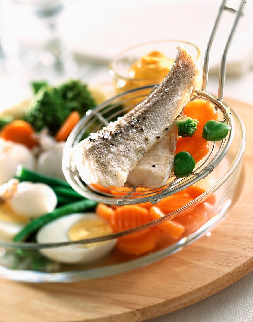 Aïoli (Fisch mit Gemüse, hartgekochten Eiern und Knoblauchmayonnaise, Provence)