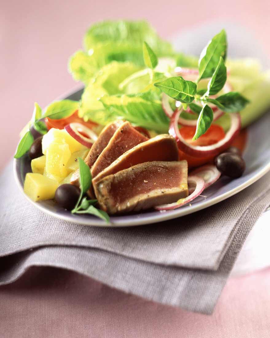 Niçoise salad with fresh tuna and mango