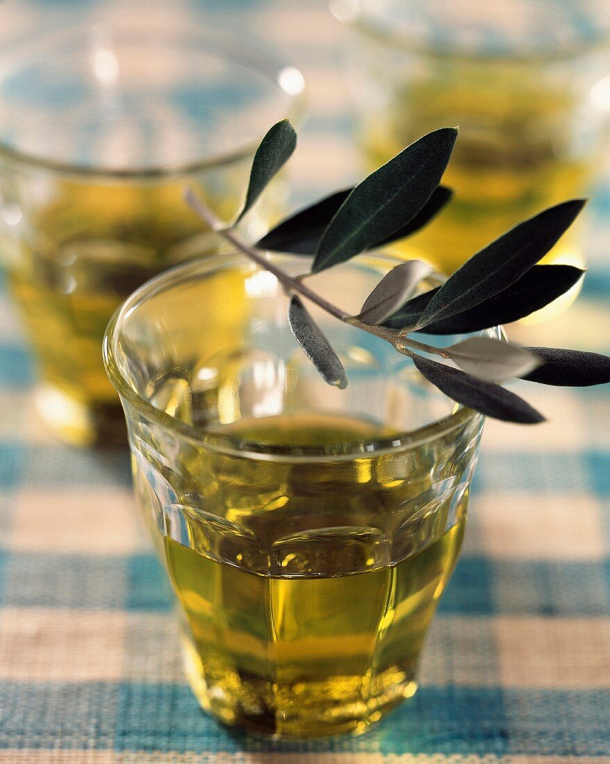 Glas Olivenöl