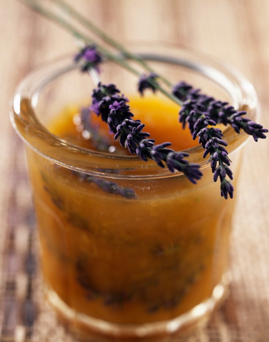 Pfirsichmarmelade mit Lavendel