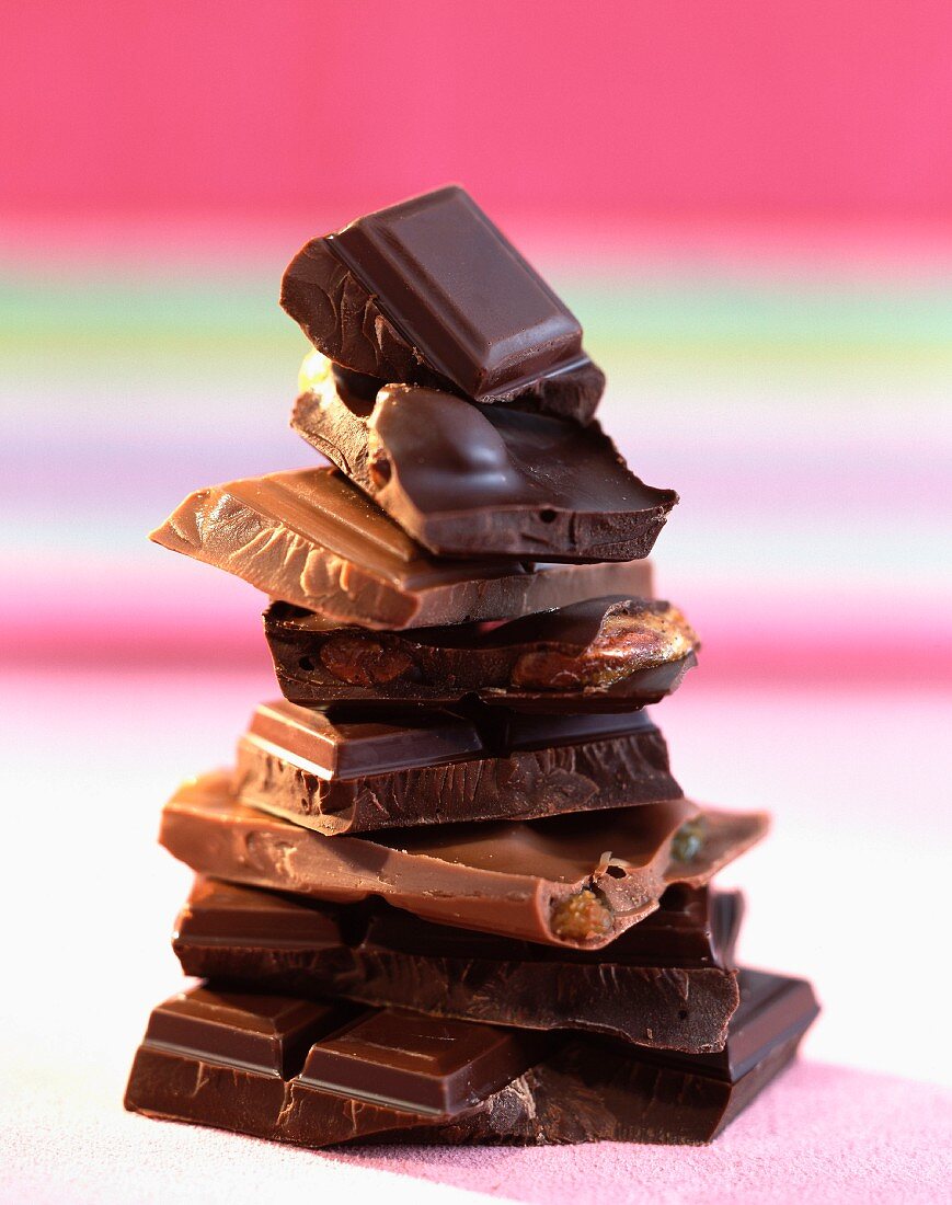 Türmchen aus verschiedenen Schokoladensorten