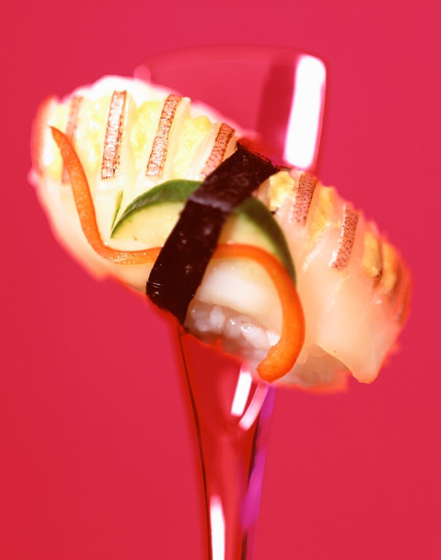 Sushi vor farbigem Hintergrund