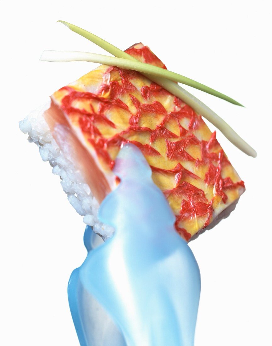 Ein Stück Sushi mit Lachs und Reis
