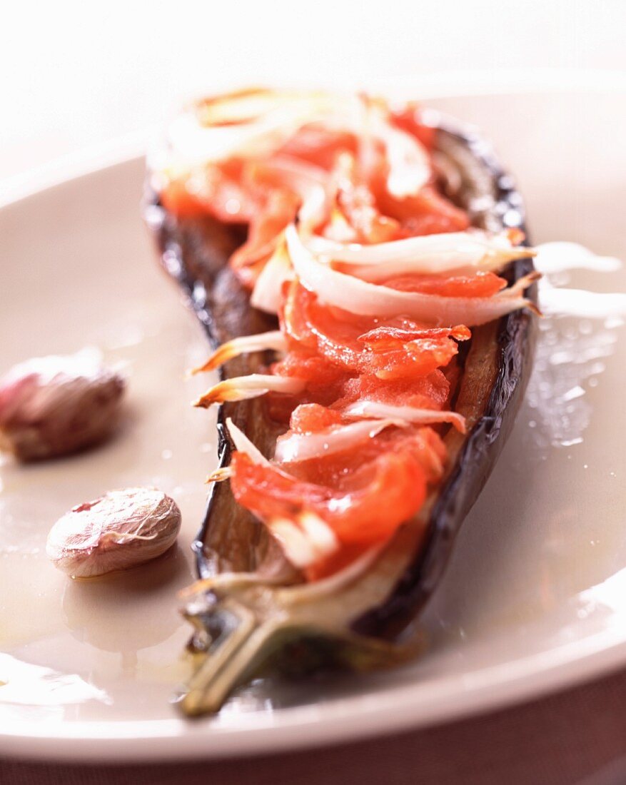 Gefüllte Aubergine mit Tomaten und Zwiebeln