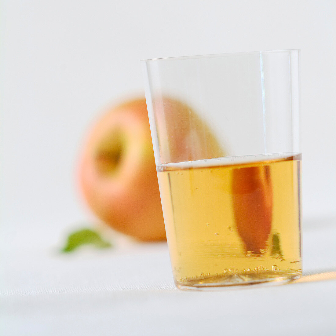 Ein Glas Cidre vor Apfel