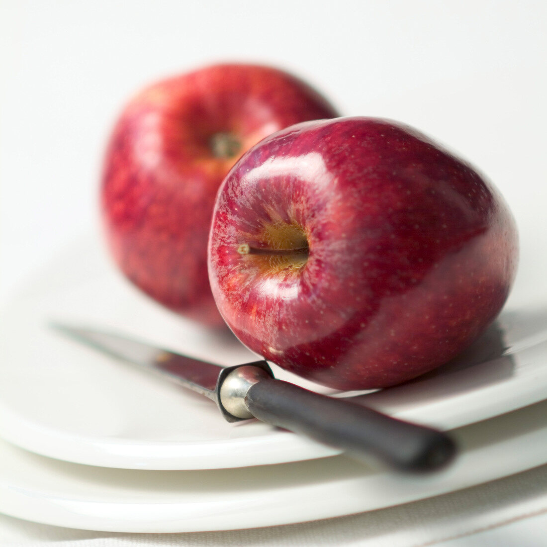 Zwei Äpfel mit Messer