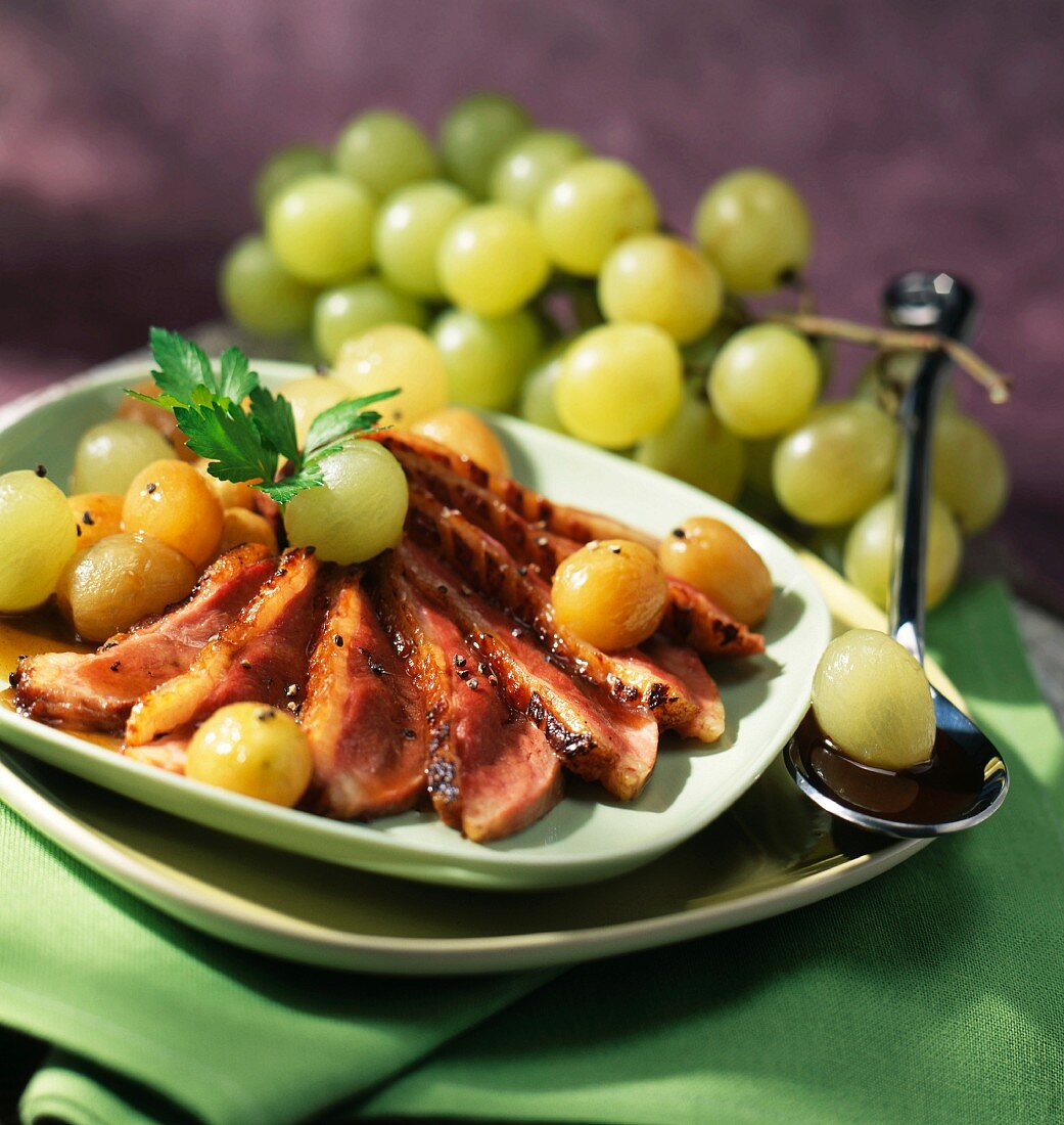 Duck breast with grapes and tea sauce