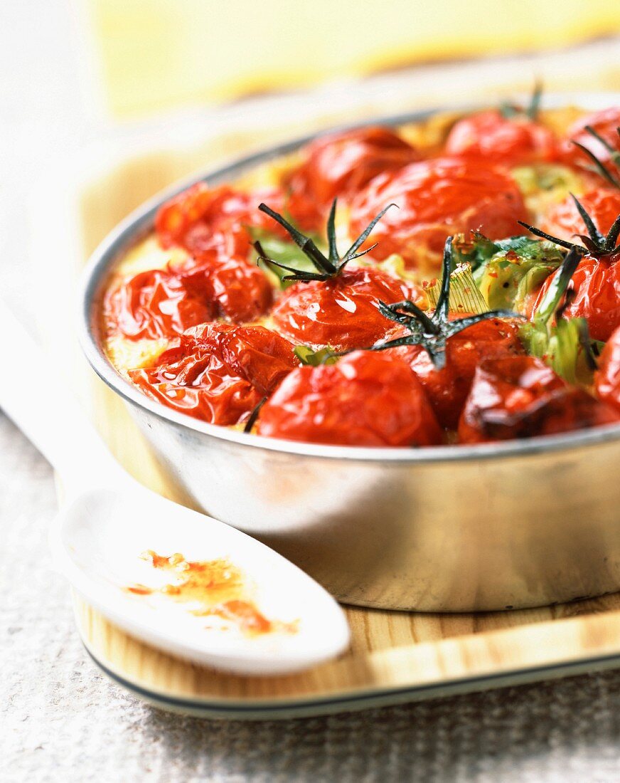 Kirschtomaten-Clafoutis mit Zwiebelblüten