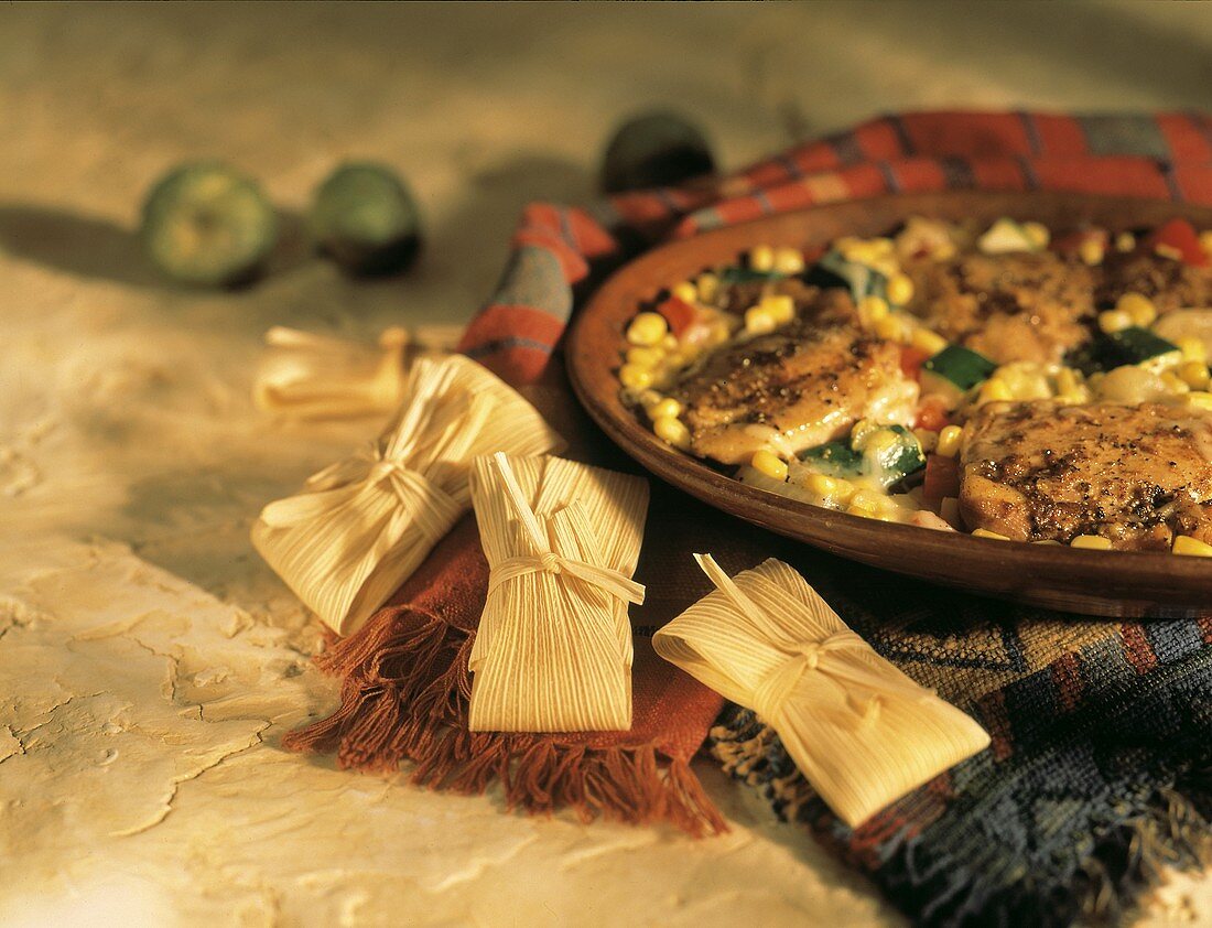 Mexikanisches Hähnchen mit Gemüse, Tamales(Maisstrohpäckchen)