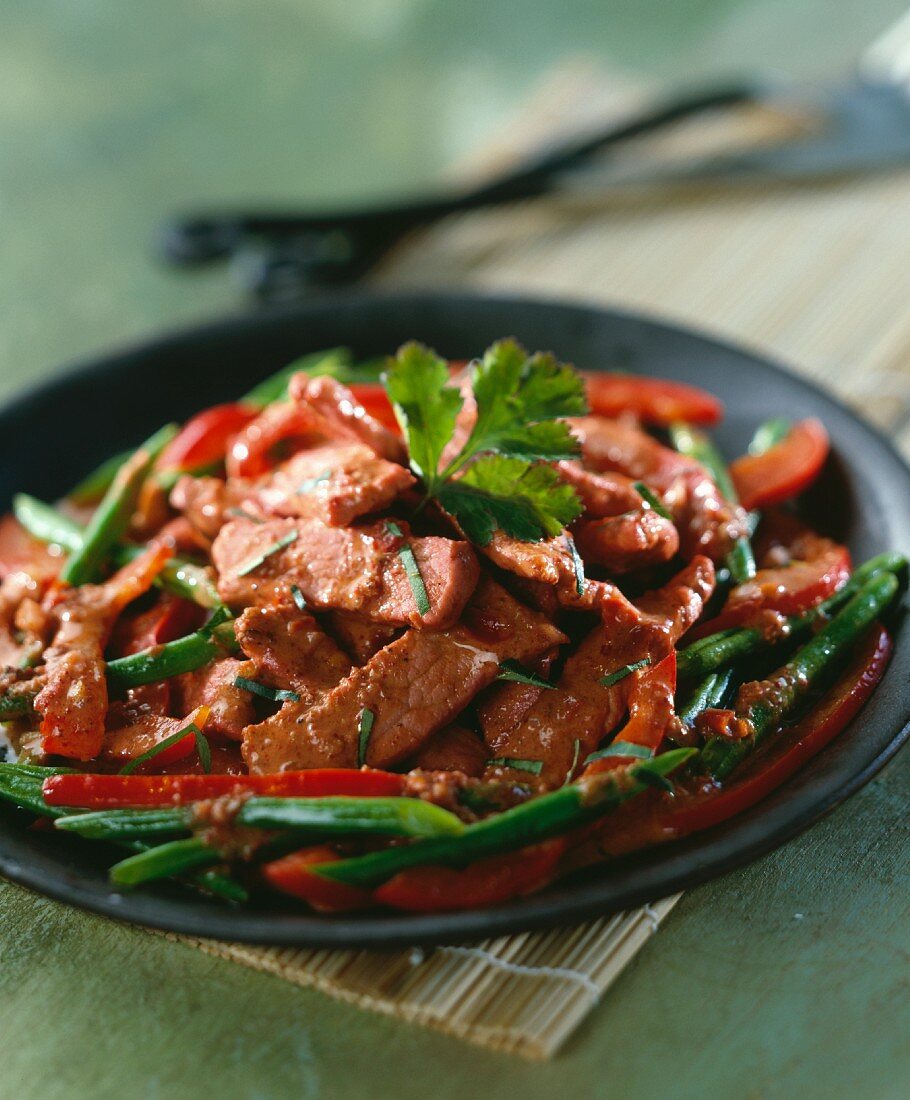 Rotes Schweinefleischcurry mit grünen Bohnen