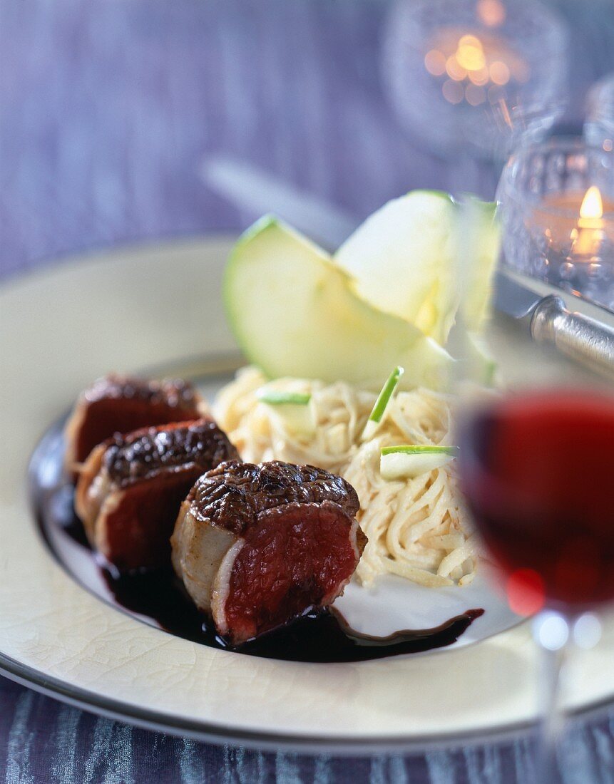 Nüsschen vom Hirsch mit Sellerie-Apfel-Salat