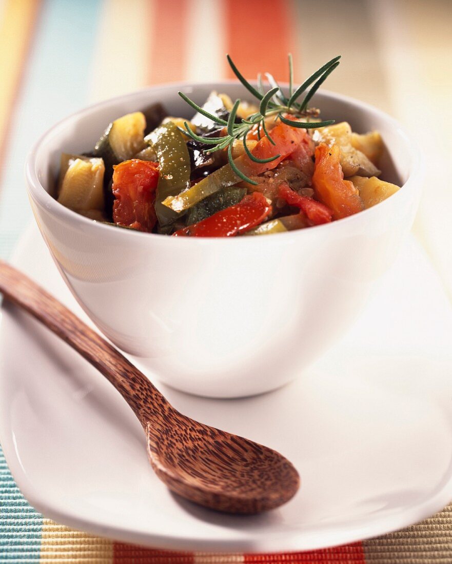 Ratatouille niçoise (Gemüsegericht mit Auberginen, Paprika, Zucchini und Tomaten, Südfrankreich)