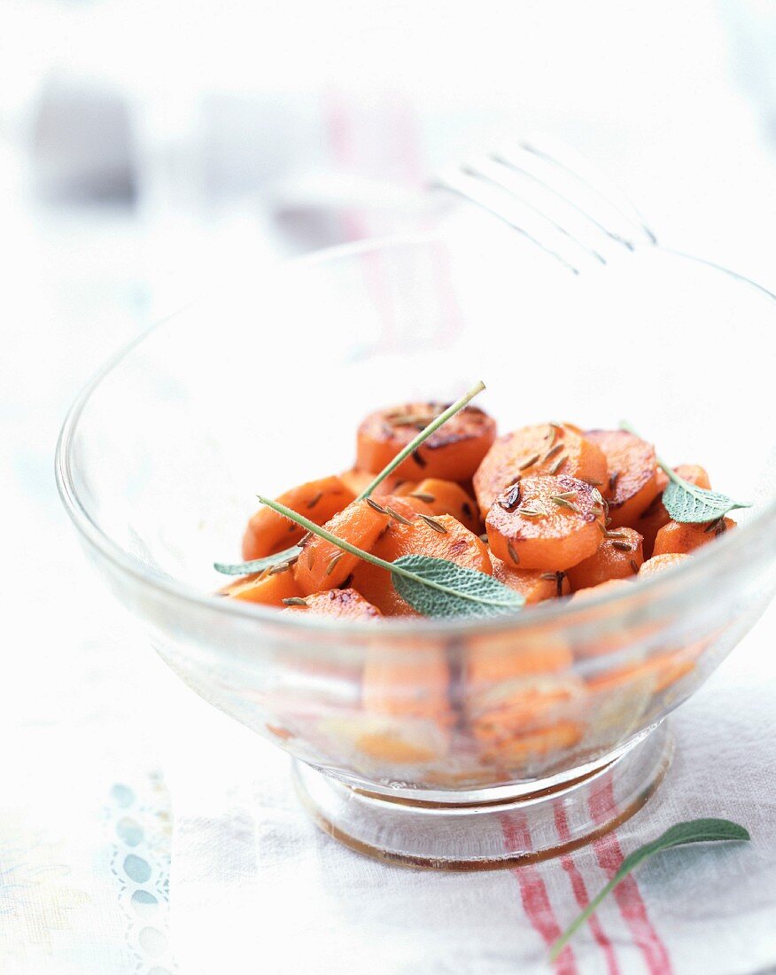 Karottengemüse mit Kümmel und Salbei