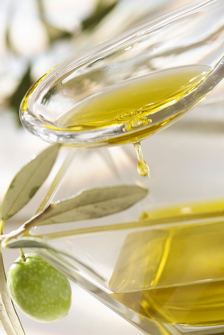 Löffel und Schälchen mit Olivenöl