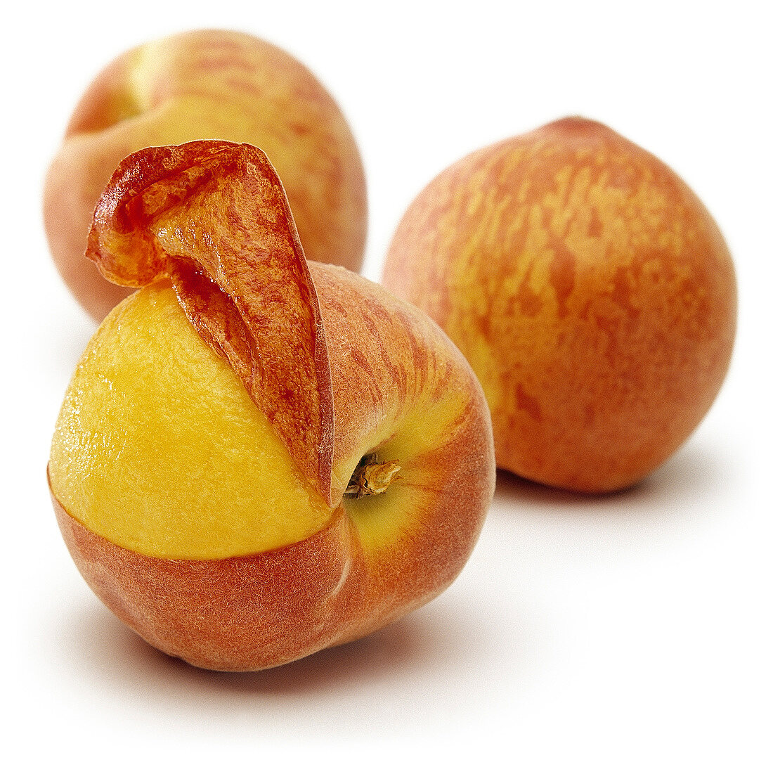 Frischer Pfirsich mit abgezogener Haut