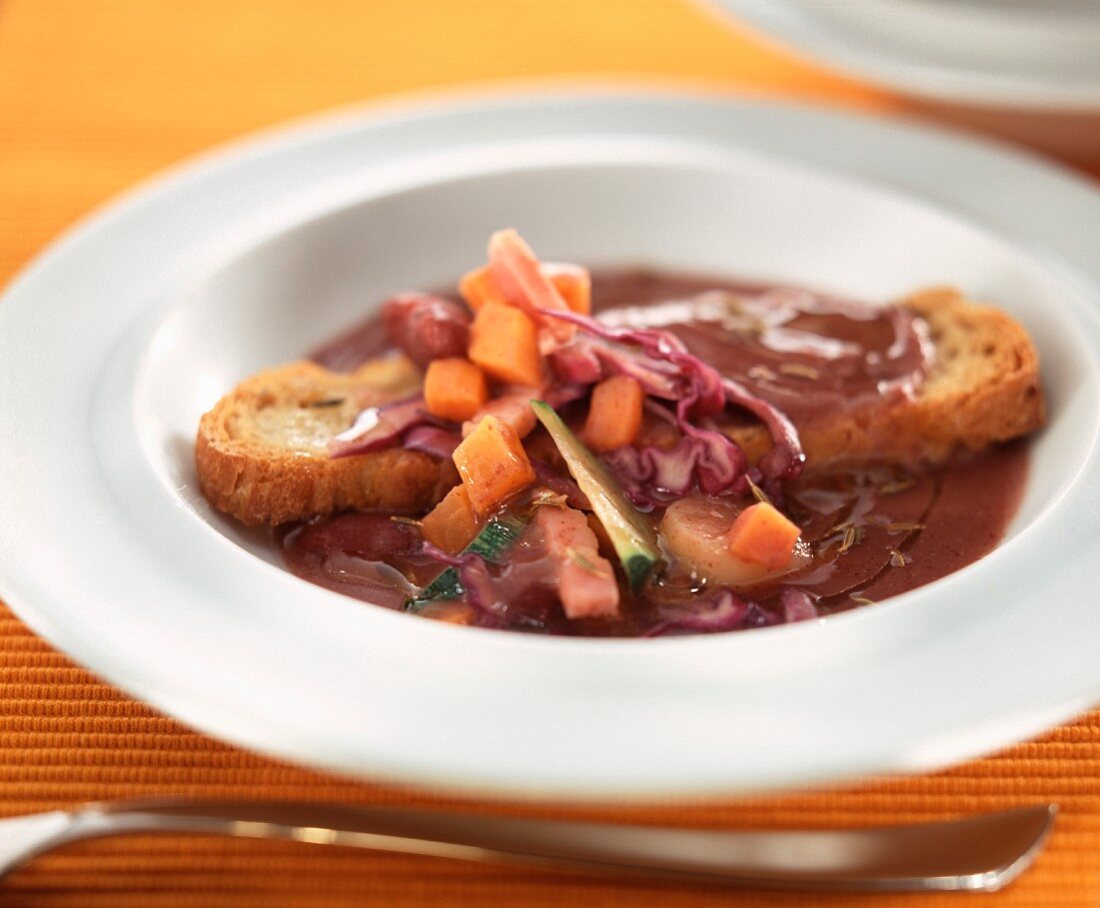 Röstbrot mit Gemüsesauce