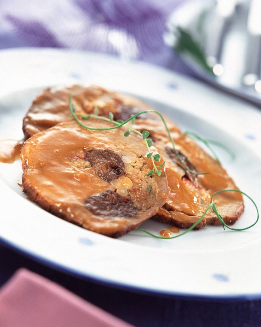 Gefülltes Kalbsbraten mit Backpflaumen und Pinienkernen