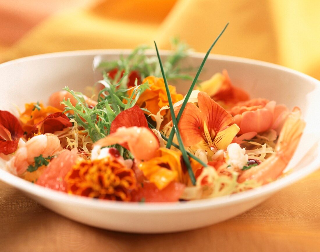 Salat mit Stiefmütterchen und Garnelen