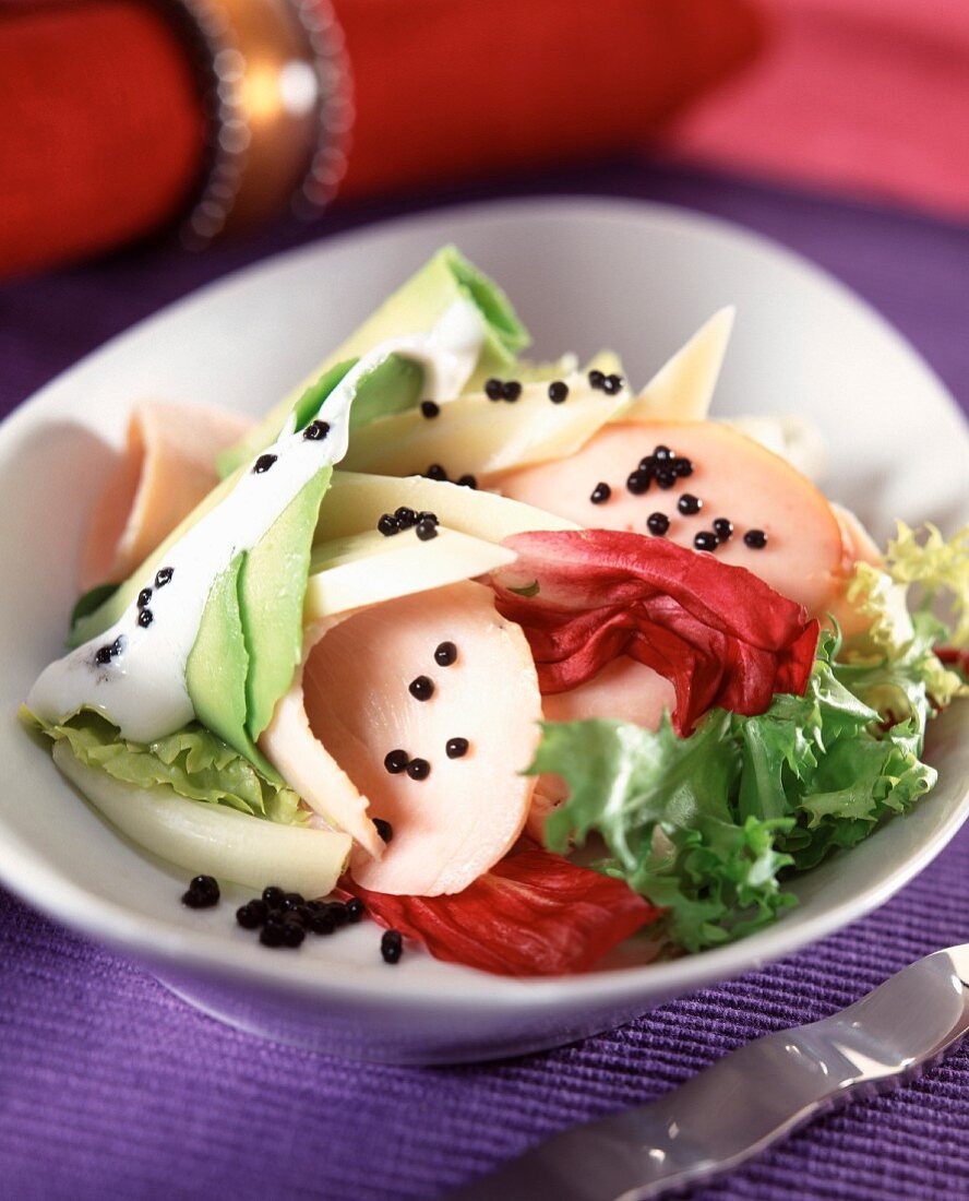 Salat mit geräuchertem Putenschinken und Kaviar