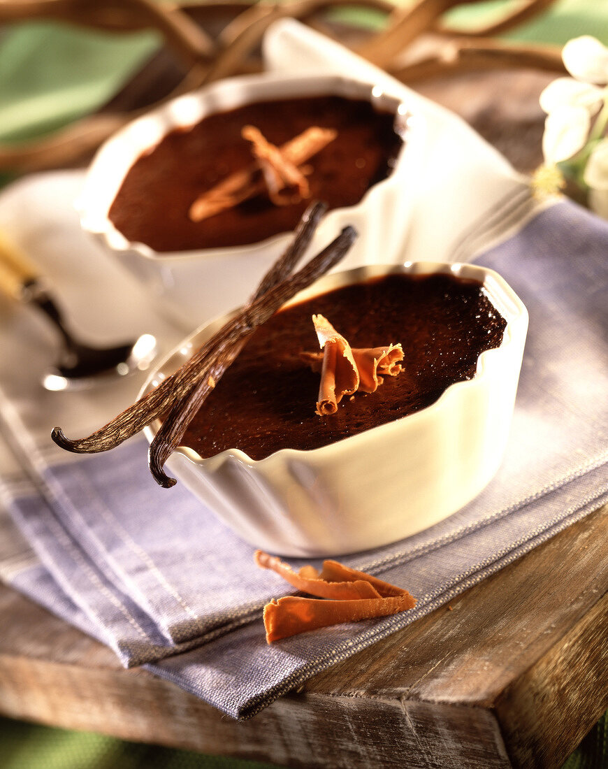 Chocolate and vanilla cream desserts