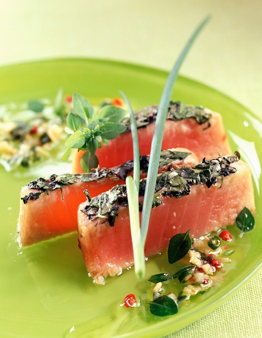 Half-cooked tuna with herb crust