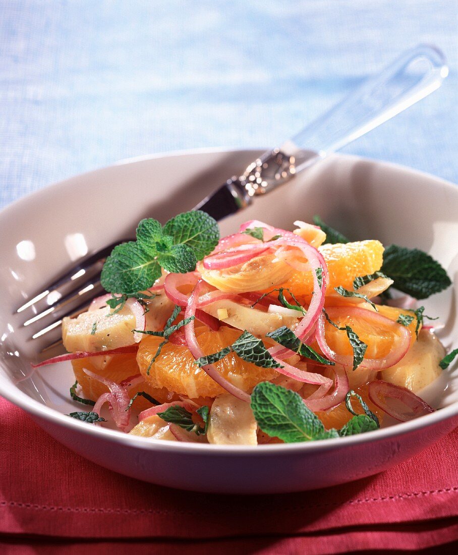 Marokkanischer Salat mit Orangen und Artischocken