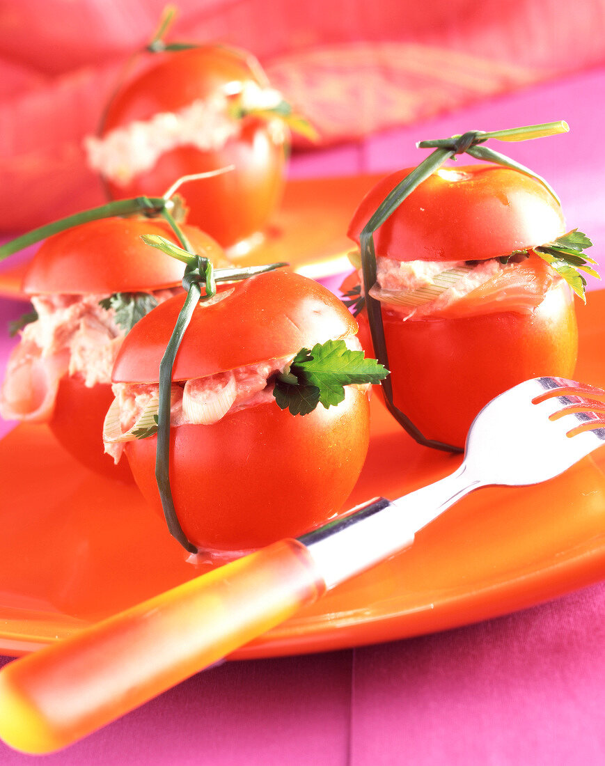 Rohe Tomaten mit Räucherlachsfüllung