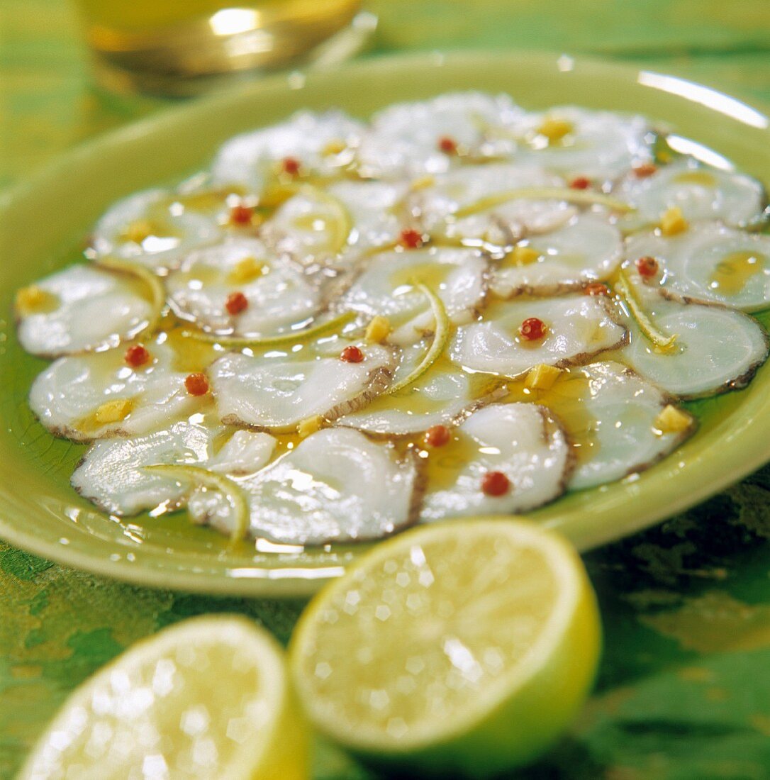 Jakobsmuschel-Carpaccio mit Limette und rotem Pfeffer