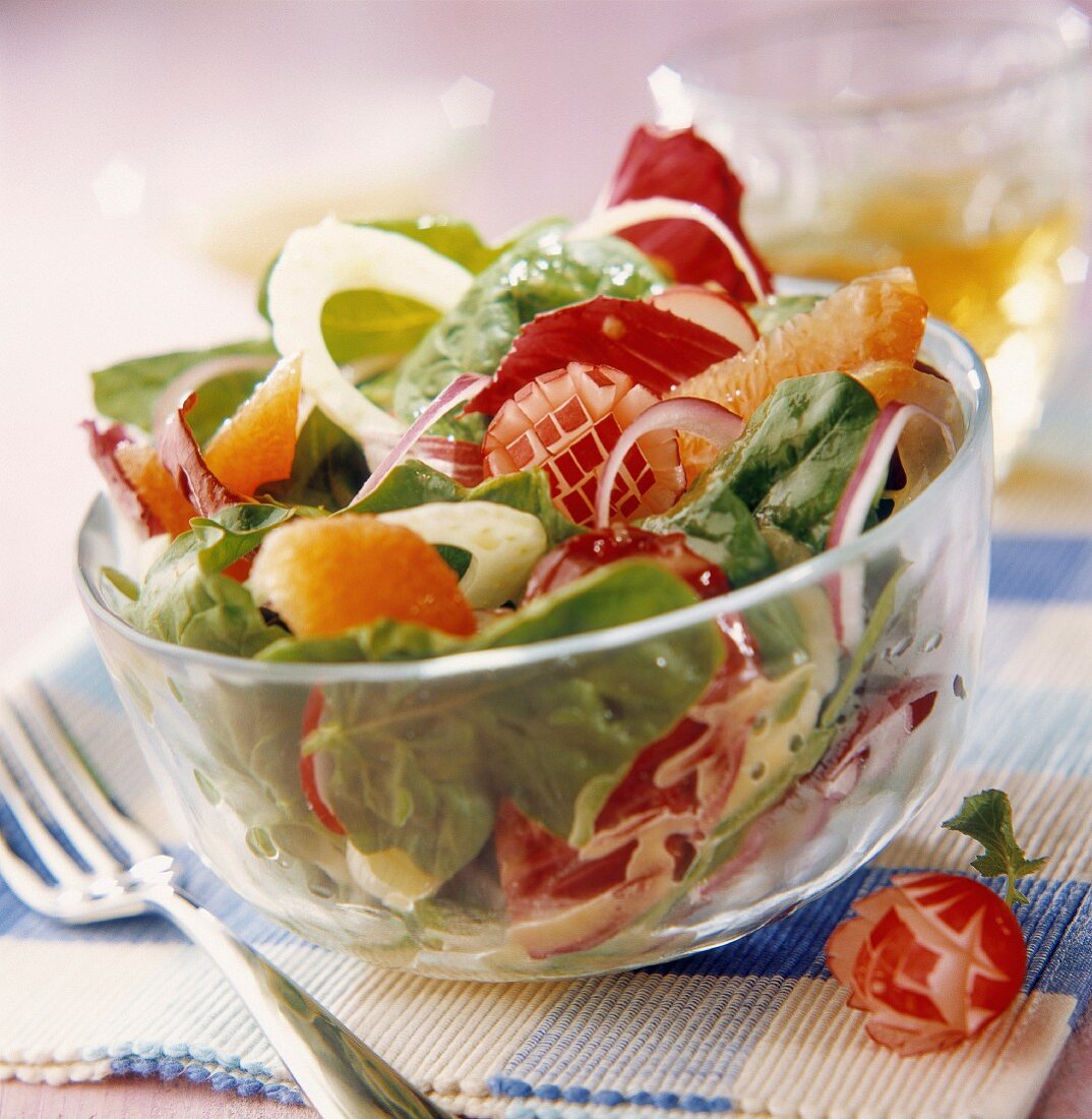 Salat mit Spinat, Fenchel, Grapefruit und Meerrettich