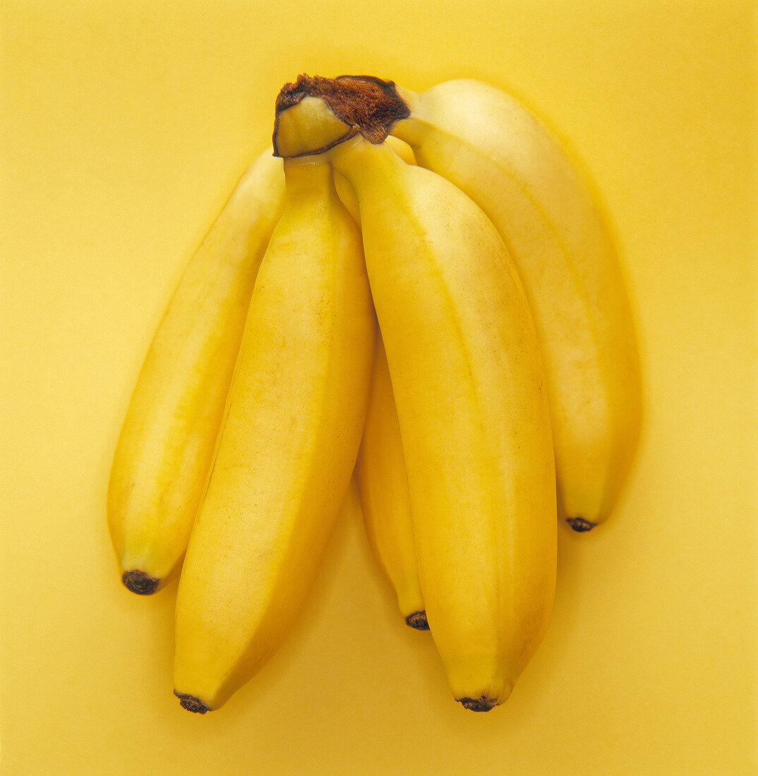 Bananen auf gelbem Untergrund