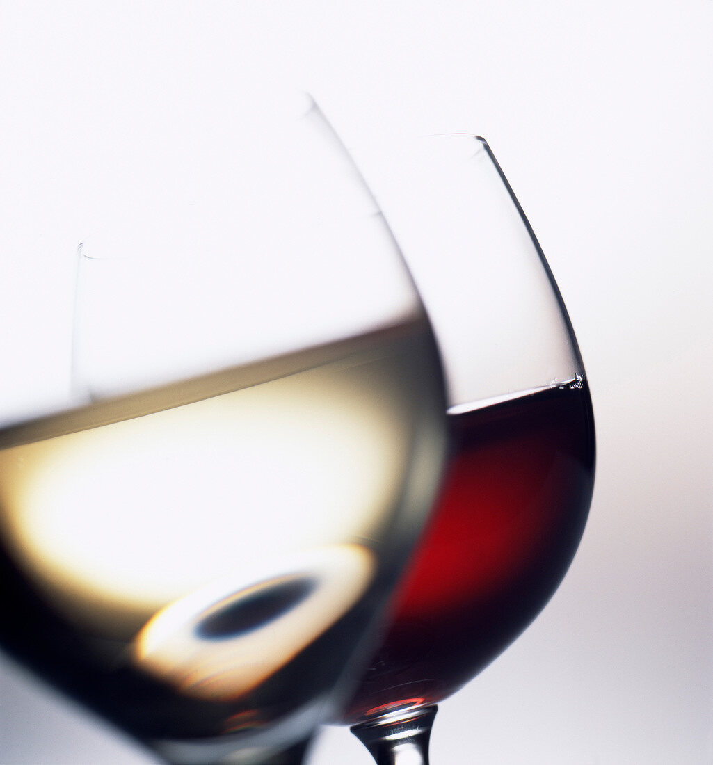 Je ein Glas mit Rot- und Weißwein