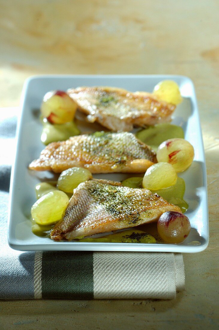 Gilthead seabream with green tea and green grapes