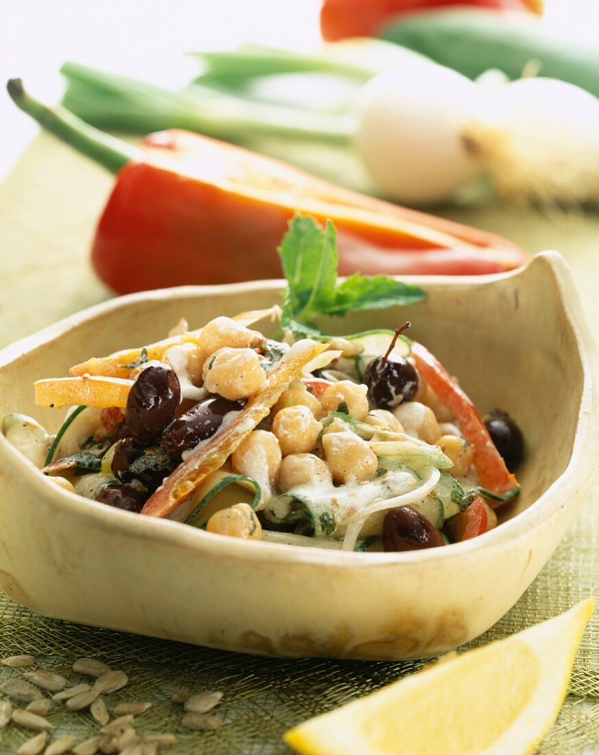 Gurken-Joghurt-Salat mit Kichererbsen und Oliven