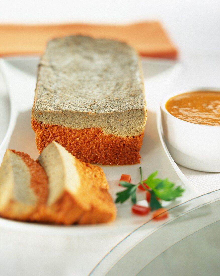 Herzhafter Kuchen aus Auberginen und roter Paprika