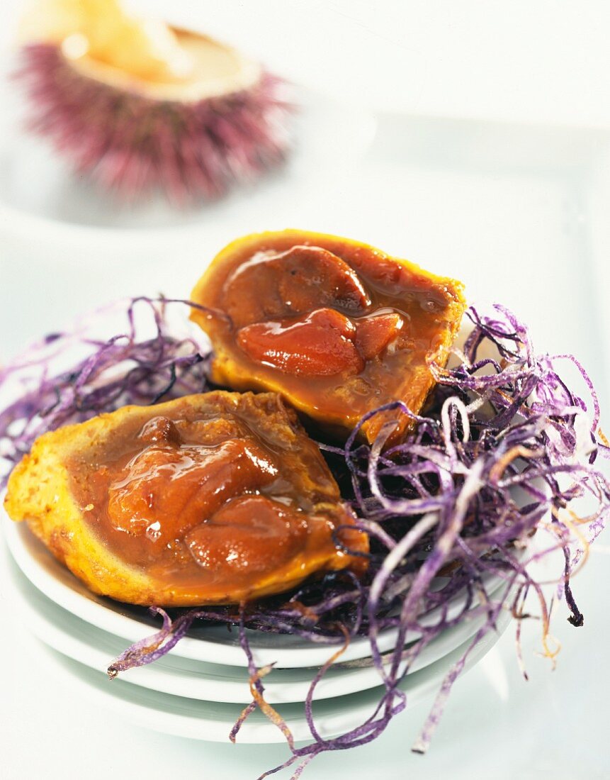 Seeigel-Biskuit mit Garnelensauce auf Knuspernest aus violetten Kartoffeln