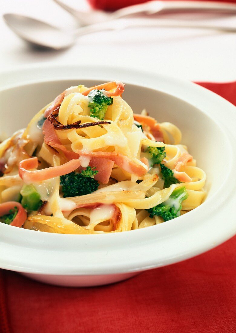 Pasta with broccoli and smoked ham