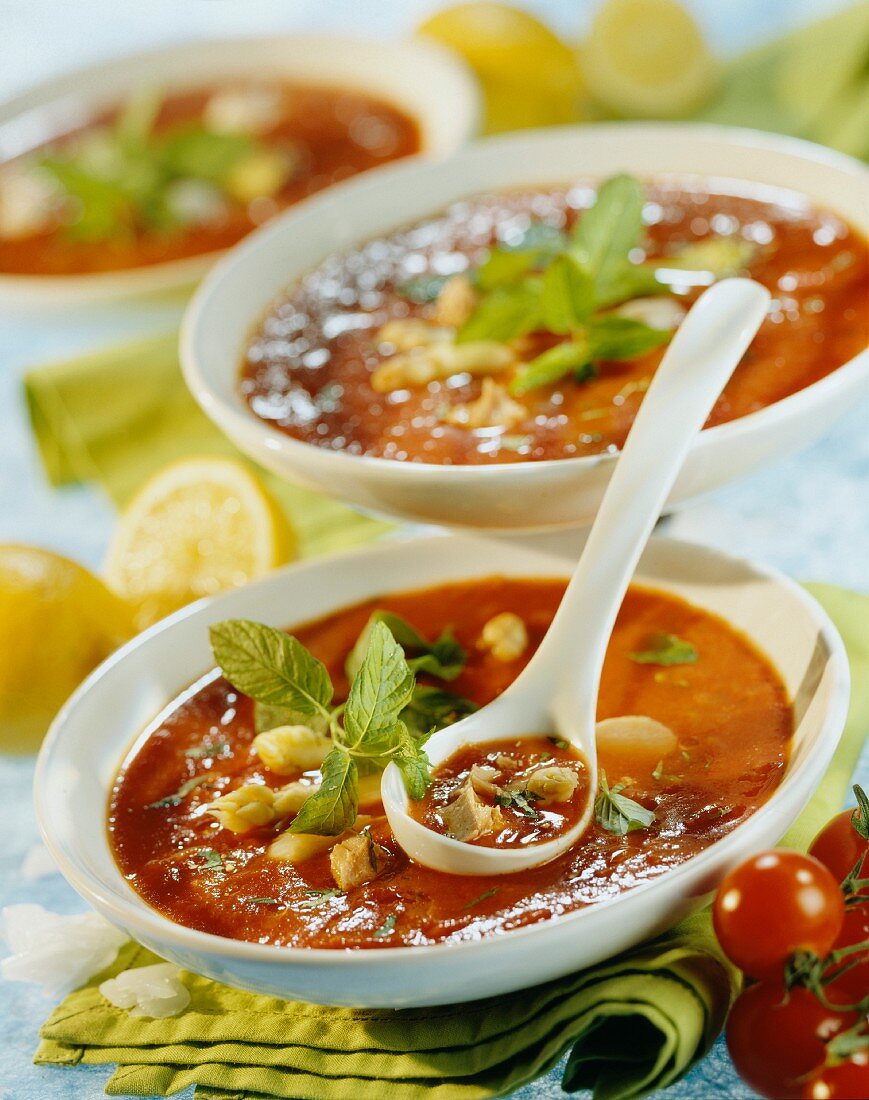 Geeiste Tomatensuppe mit Thunfisch