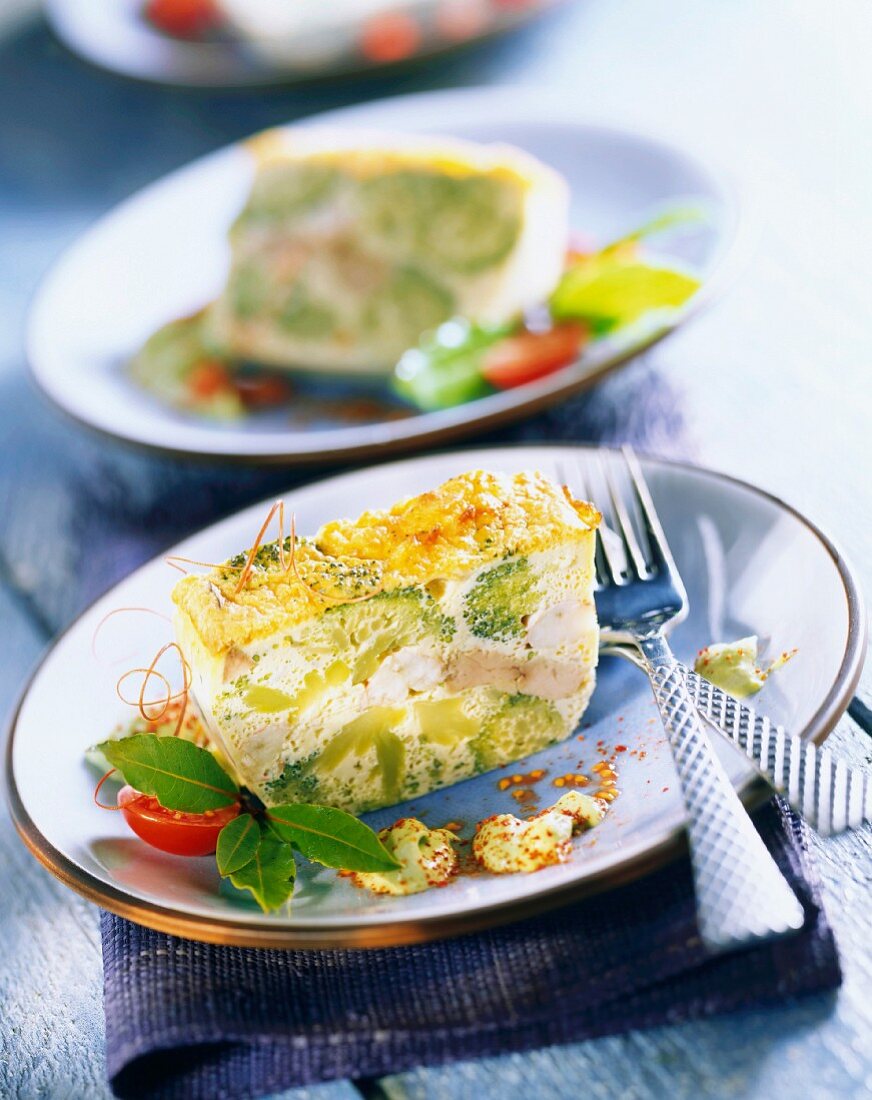 Terrine mit Kaisergranat, Kalbsbries, Brokkoli und Avocadocreme